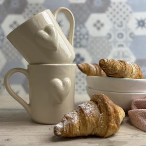 Mug con manico e cuore in rilievo